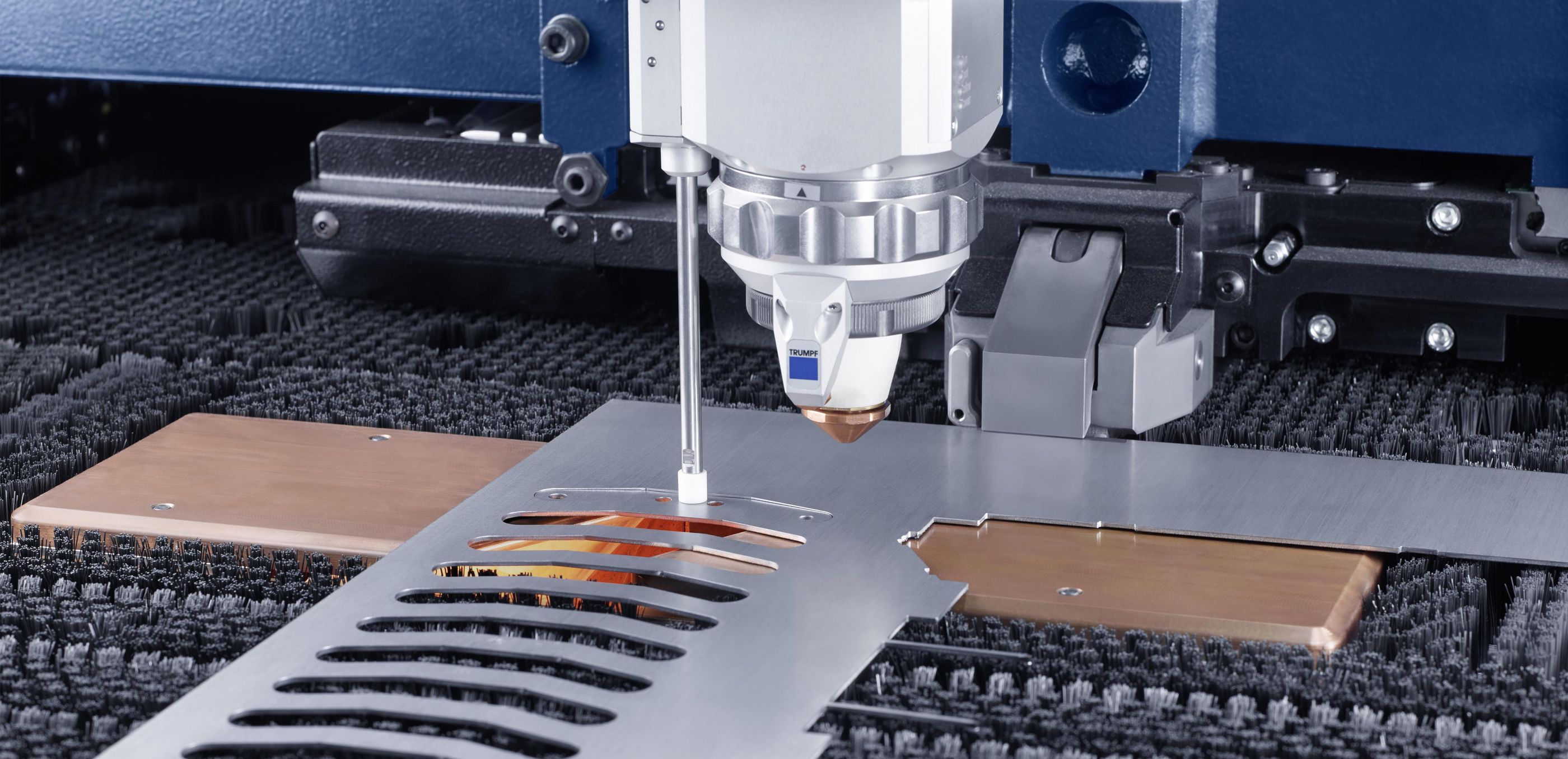 TruLaser Center 7030，利用 Smart Gate 的切割头与顶件器